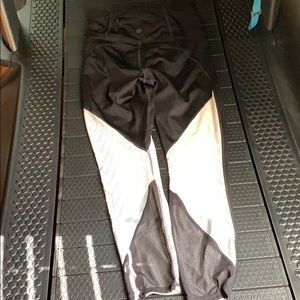 Black and white Athleta leggings